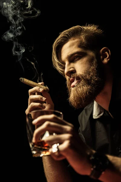 Uomo fumare sigaro — Foto stock