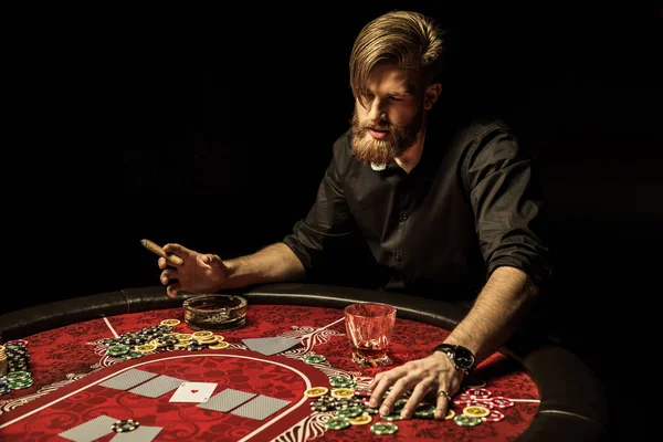 Homme jouant au poker — Photo de stock