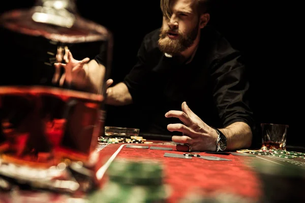 Uomo che gioca a poker — Foto stock