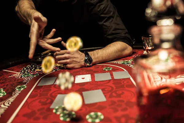 Hombre jugando póquer - foto de stock