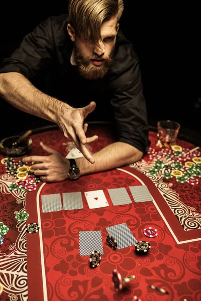 Uomo che gioca a poker — Foto stock