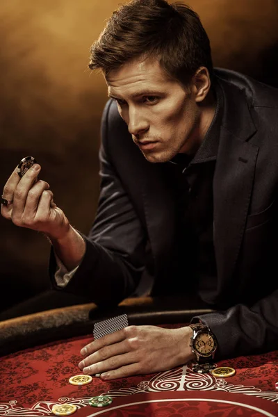 Hombre jugando póquer - foto de stock