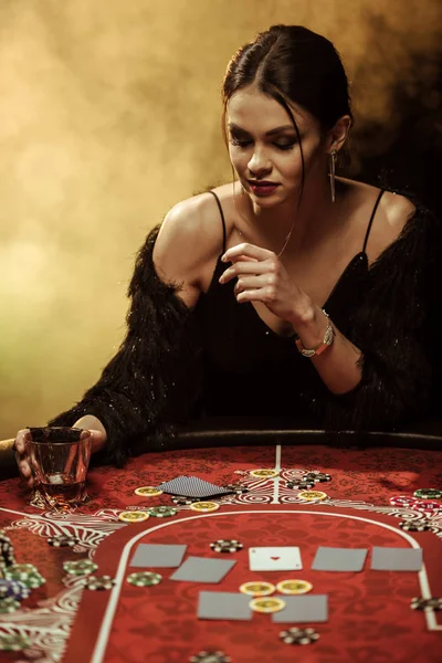 Mulher linda na mesa de poker — Fotografia de Stock