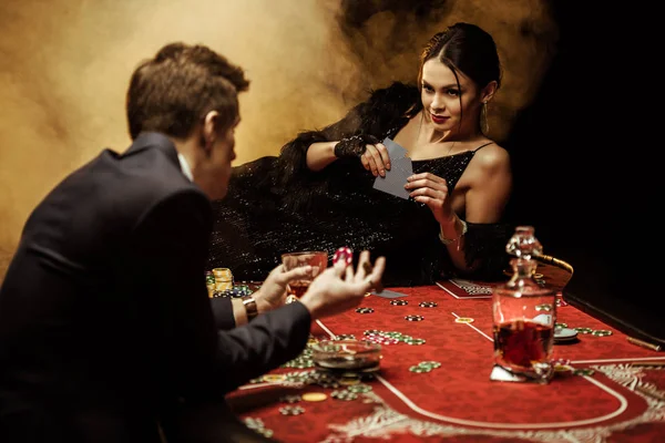 Couple jouant au poker — Photo de stock