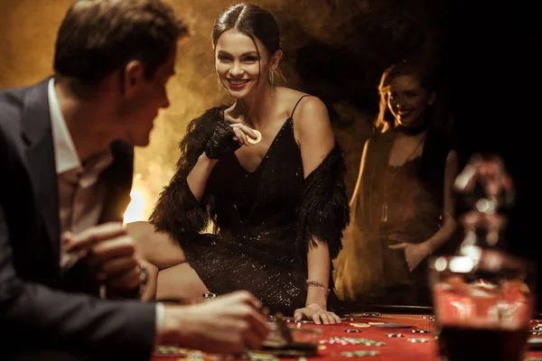 Coppia giocare a poker — Foto stock