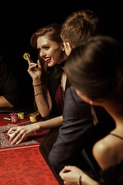 Femme tenant puce de casino — Photo de stock