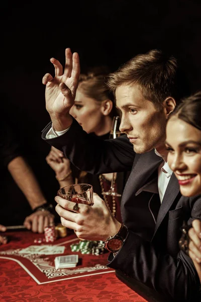 Jeunes buvant de l'alcool — Photo de stock