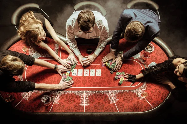 Les jeunes qui jouent au poker — Photo de stock