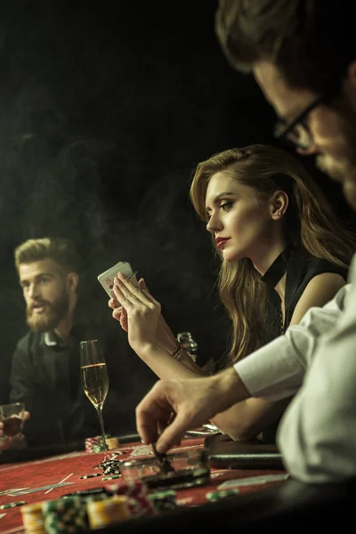 Mulher segurando cartas de jogo — Fotografia de Stock