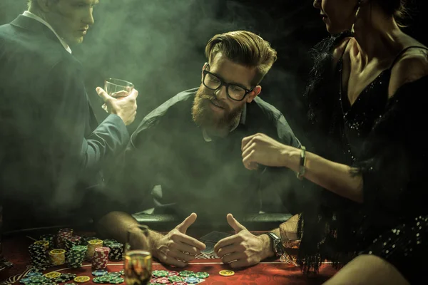 Les jeunes qui jouent au poker — Photo de stock