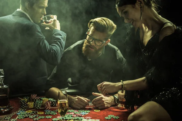 Junge Leute spielen Poker — Stockfoto