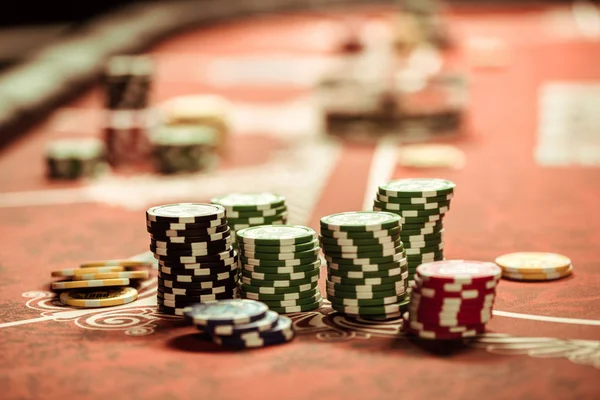 Fichas de póquer en mesa - foto de stock
