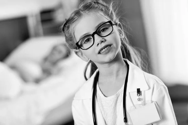 Petite fille médecin — Photo de stock