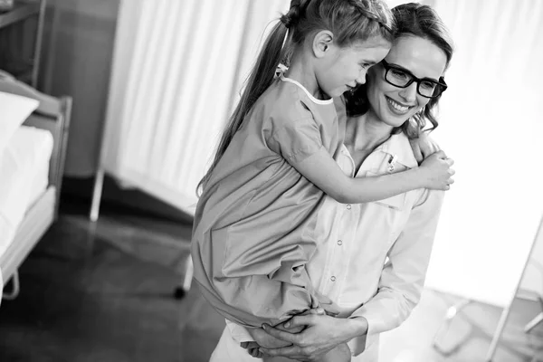 Лікар з маленьким пацієнтом — стокове фото