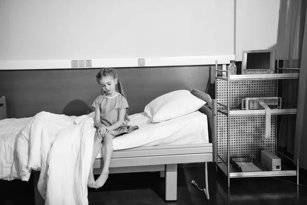 Petite fille à l'hôpital — Photo de stock