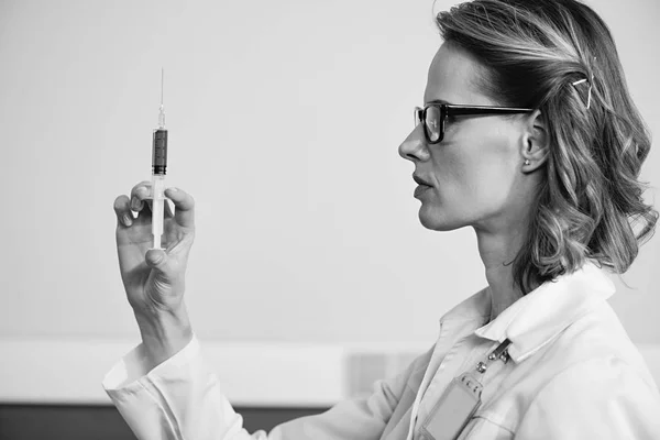 Jeringa de sujeción médica — Stock Photo