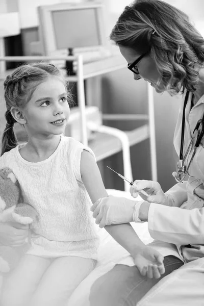 Médico com Pequeno Paciente — Fotografia de Stock