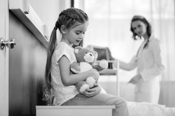 Маленька дівчинка в лікарні — стокове фото
