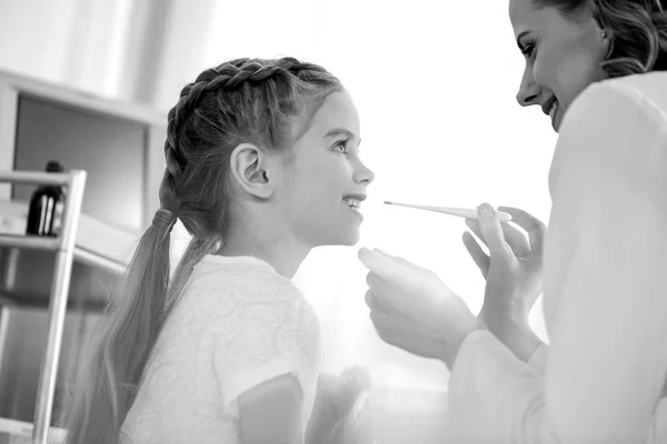 Doctor with little patient — Stock Photo