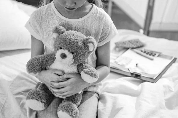 Kleines Mädchen im Krankenhaus — Stockfoto
