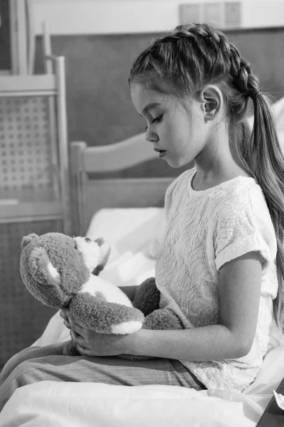 Kleines Mädchen im Krankenhaus — Stockfoto