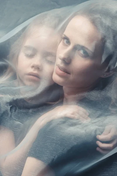 Tendre fille et mère câlin — Photo de stock