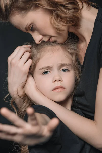 Hija y madre abrazándose - foto de stock