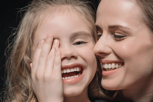 Fille et mère riant — Photo de stock