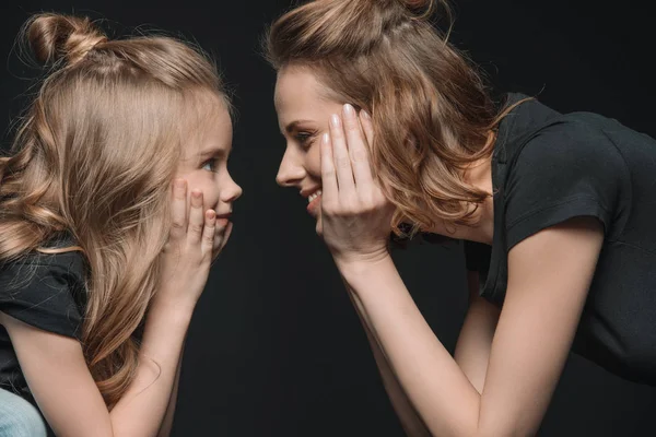 Fille et mère souriantes — Photo de stock