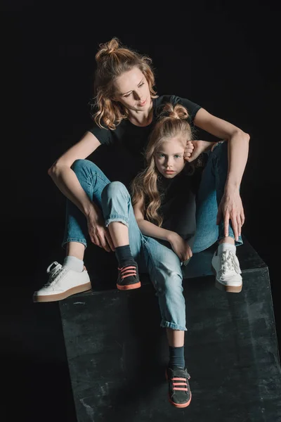 Madre e hija con estilo - foto de stock