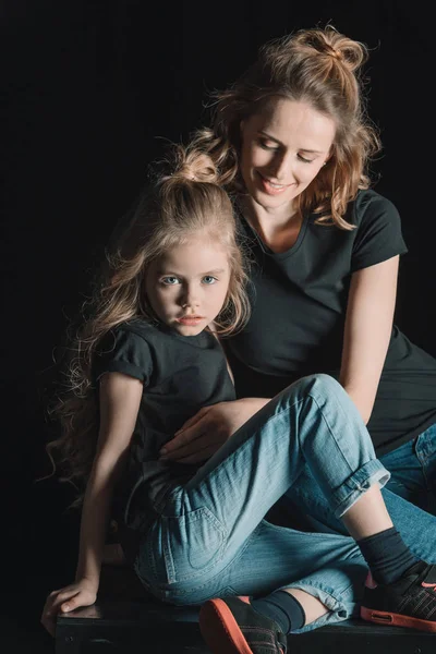 Стильна мати і дочка — стокове фото