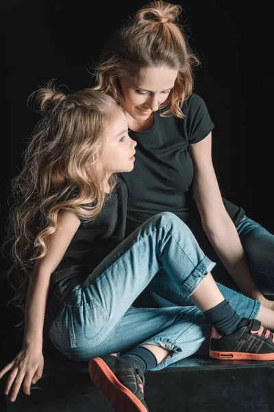 Mãe e filha elegantes — Fotografia de Stock