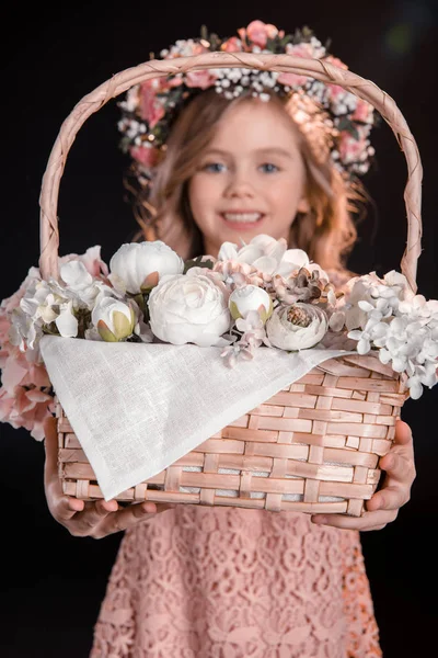 Ragazza con cesto di fiori — Foto stock