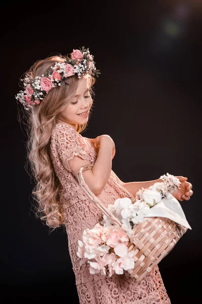Девушка с цветочной корзиной — стоковое фото
