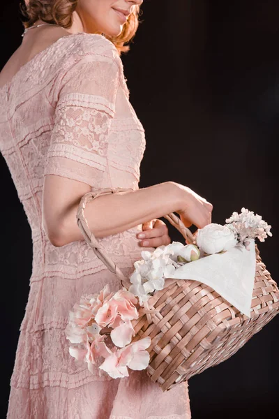 Жінка з квітковим кошиком — стокове фото