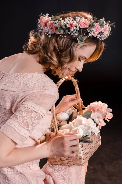 Femme avec panier de fleurs — Photo de stock