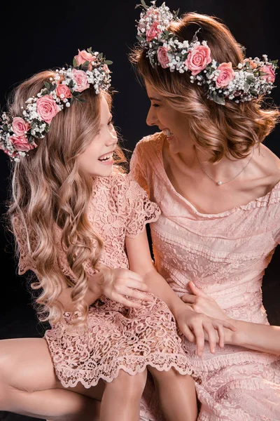 Madre e hija en coronas - foto de stock