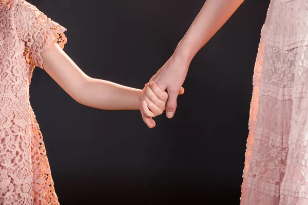 Мати і дочка тримаються за руки — стокове фото