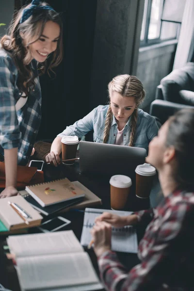 Studenti che studiano insieme — Foto stock