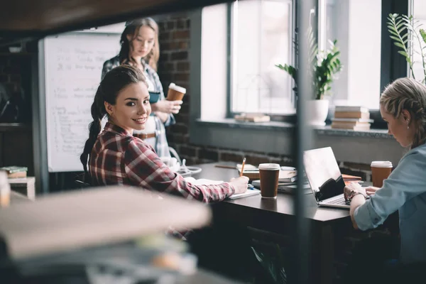 Studenti che studiano insieme — Foto stock