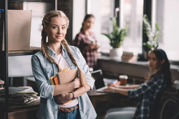 Studenti che studiano insieme — Foto stock