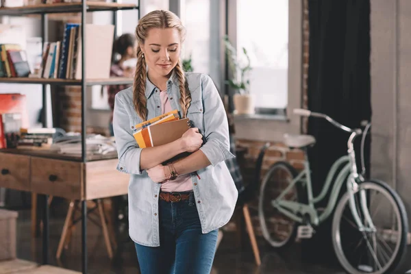 Giovane studente con libri di testo — Foto stock