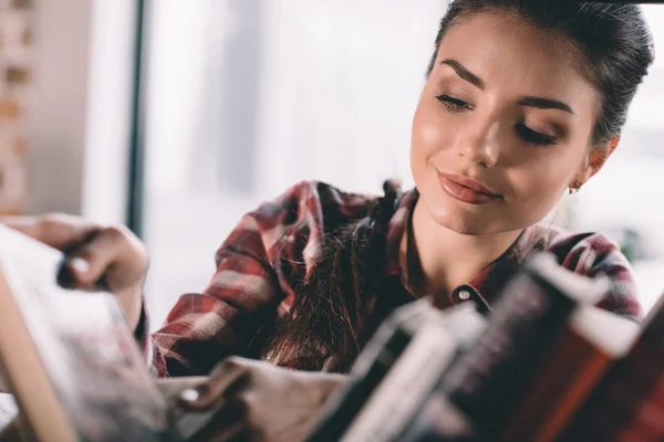 Woman choosing books — Stock Photo