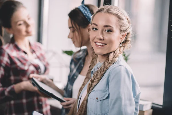 Studenti che studiano insieme — Foto stock