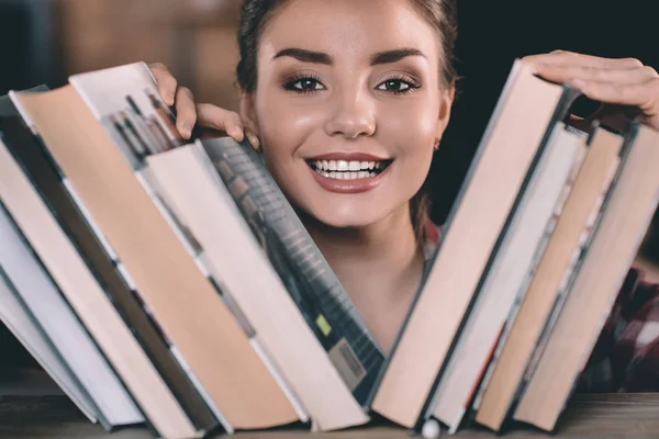 Frau wählt Bücher aus — Stockfoto