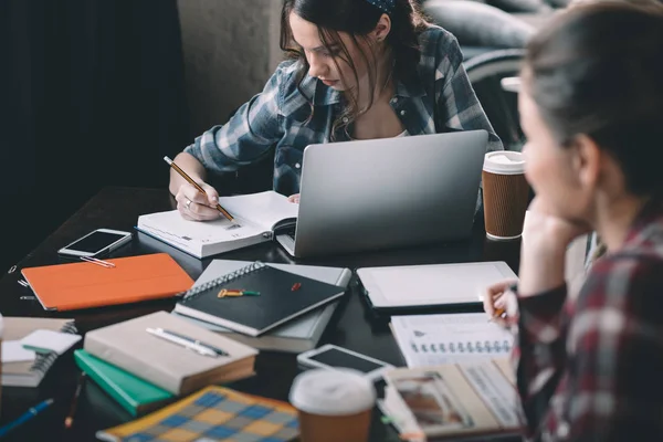 Femme utilisant un ordinateur portable — Photo de stock