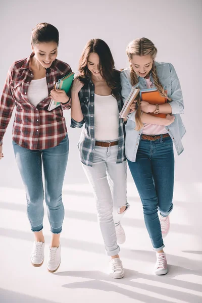 Meninas felizes estudantes — Fotografia de Stock