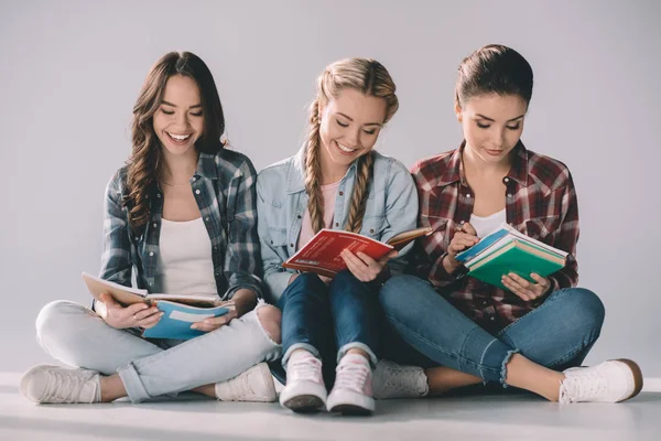 Jovens estudantes estudando juntos — Fotografia de Stock