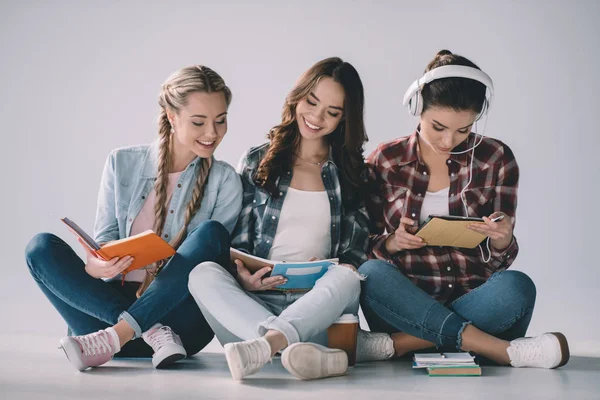 Giovani studenti che studiano insieme — Foto stock