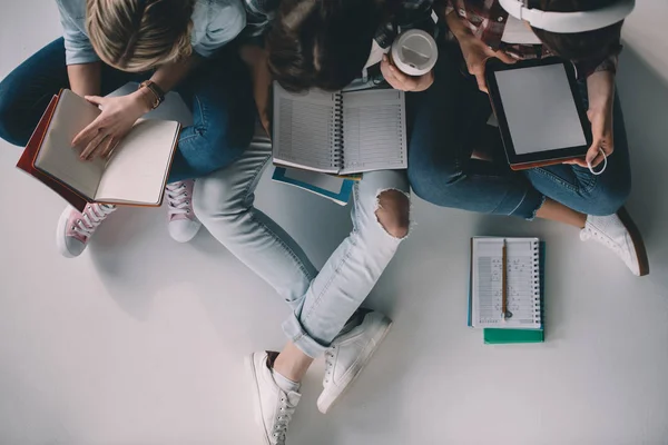 Jóvenes estudiantes estudiando juntos - foto de stock